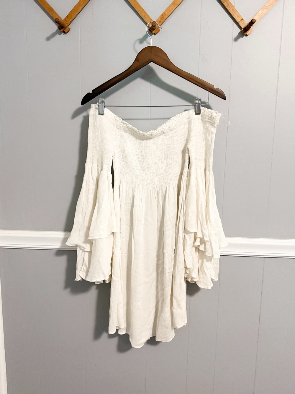ILLA ILLA White Off-Shoulder Ruffled Mini Dress